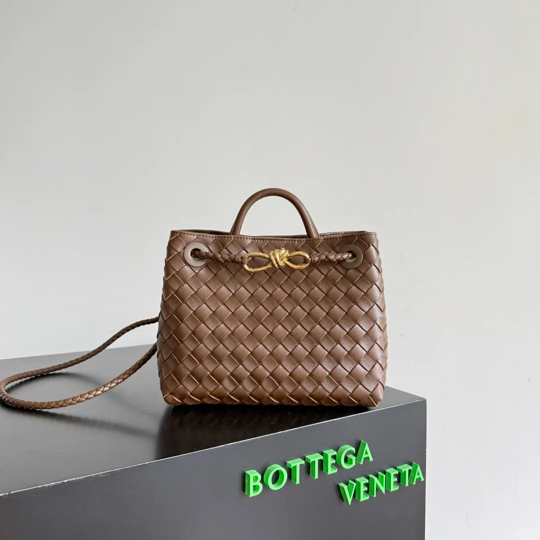 The 2023 new Andiamo batch of 1860 BV has been shipped‼ ️Really popular🔥The new Andiamo woven handbag launched by Bottega Veneta this season is really popular all over the world! ! Celebrities at home and abroad have worn it, and Oscar-winning actress Michelle Yeoh has taken it out on the street. Song Jia, Trai Yara, Yu Feihong, Sanji Ayaka, Rosie Hunting-Whiteley, Yoshioka Riho, etc. have all picked up this bag. It is classic and versatile, showing off its temperament, and the bag capacity is also large, which is very convenient for daily commuting! ! A variety of carrying methods, the shoulder straps can be adjusted by yourself, the original lambskin feels soft and delicate, and the neutral style is created to break gender boundaries and bring a more practical and longer-lasting use experience. Andiamo, which has both elegant and casual styles, perfectly interprets the true appearance of "fashionable old money style". Style No.: 743568 Color: Hazelnut Brown Size: 25*22*10.5cm